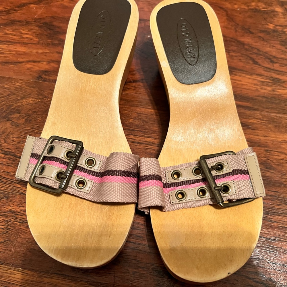 Old Navy wedge sandals, size 6